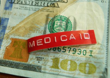  Yüz dolarlık banknotta kırmızı sigorta etiketi var.                              