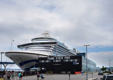 Portland, ME - ABD - 08-03-2024: Portland şehir merkezindeki rıhtıma yanaşmış bir yolcu gemisine binen yolcular