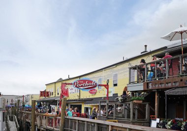 Portland, ME - ABD - 08-03-2024: Portland şehir merkezindeki tarihi Porthole restoranında liman yemeği.