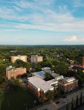 Raleigh, NC 'deki Shaw Üniversitesi kampüsü, 1865 yılında Güney Amerika' nın ilk HBCU 'su olarak kuruldu..