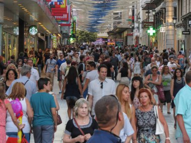 MADRID ŞEHRİ, İSPAN - CRCA HAZİRAN 2015: Halka açık alandaki kalabalık (Calle de Preciados)
