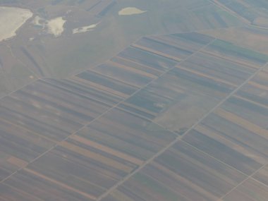 Kesilmiş tarlaları ve caddeleri olan kırsal alan manzarası