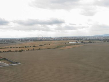 BRATISLAVA, SLOVAKIA - CIRCA SEPTEMBER 2017: Tarım alanlarıyla şehir manzarası