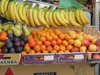 ROME, ITALY - CIRCA ECTOBER 2018: Bir pazar tezgahında satılık vejetaryen meyve yemekleri