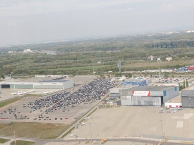 VIENNA, AUSTRIA - CIRCA ECTOBER 2018: Havaalanı otoparkı ve Avusturya Havayolları hangarı