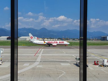 BERGAMO ORIO AL SERIO, İtalya - CIRCA AĞUSTOS 2022: Air Malta Boeing 737-800 pistte
