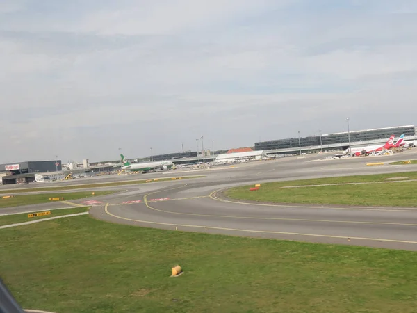 ウィーン オーストリア Circa 2018年10月 航空機が駐車し 飛行制御塔を持つ空港 — ストック写真