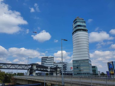 VIENNA, AUSTRIA - CIRCA SEPTESİ 2022 Flughafen Wien havaalanı kontrol kulesi