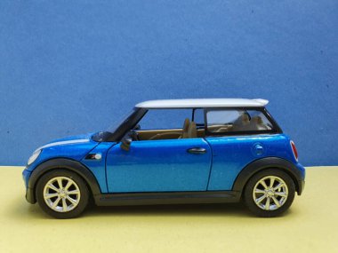 LONDON, İngiltere - CIRCA HAZİRAN 2022: Mavi Mini araba küçük ölçekli kopya