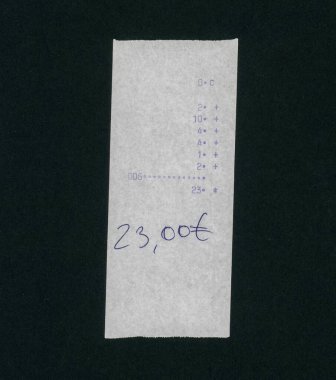 fatura ya da makbuz siyah bir arkaplan üzerinde, el yazısıyla toplam