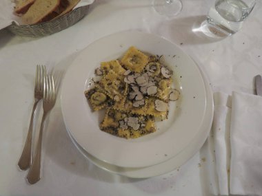 Vejetaryen ravioli namı diğer sebzeli agnolotti ve siyah mantar, geleneksel İtalyan makarnası.