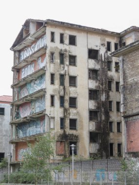 SANTIAGO DE COMPOSTELA, SPAIN - CIRCA SEPTEMBER 2022: the ruins of an old abandoned block of flats