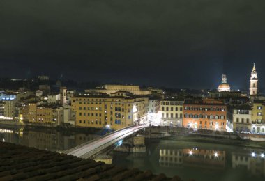 Florence, İtalyan Ortaçağ kasabası - gece şehir merkezinin görünümü