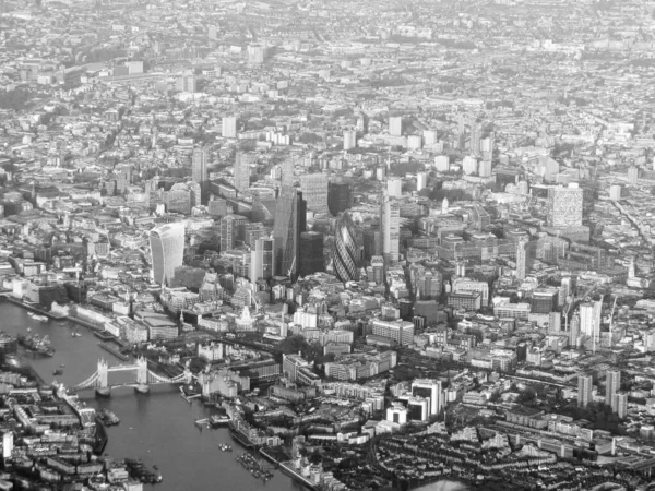 黒と白でロンドン市内中心部の上空で飛んでいる飛行機から空撮 — ストック写真