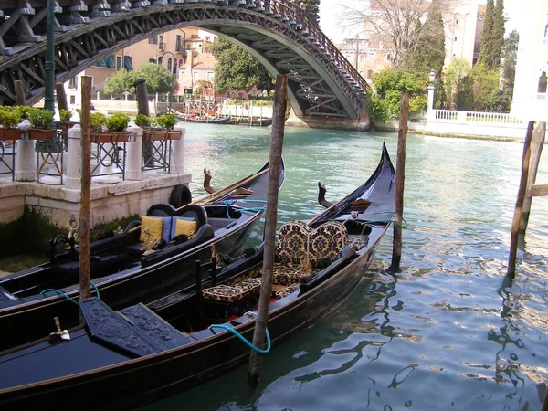 Gondoler Förtöjd Kanal Venedig — Stockfoto