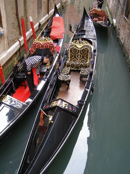 Venedik Bir Dizi Gondol — Stok fotoğraf