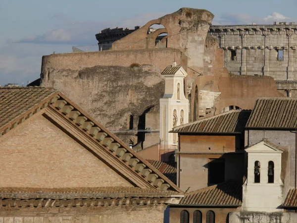 ローマ イタリアの首都 フォロ ロマーノ コロッセオ ローマの寺院やキリスト教の教会で — ストック写真