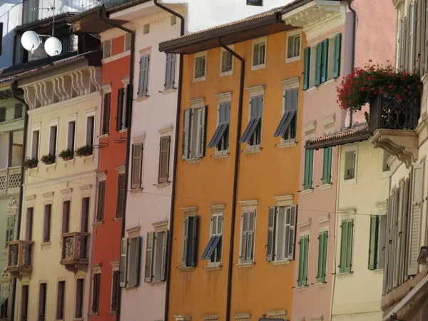 Tradycyjne Domy Kolorową Fasadą Trento — Zdjęcie stockowe