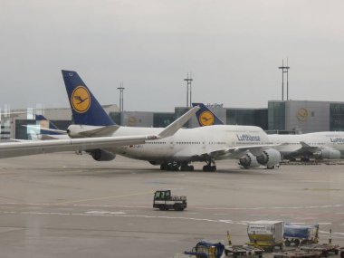 FRANKFURT AM MAIN, ALMANY - CRCA Nisan 2022: Lufthansa Boeing 747