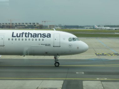 FRANKFURT AM MAIN, Almanya - CRCA Nisan 2022: Lufthansa Airbus A321-200 taksi sırasında