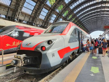 MILAN, ITALY - CRCA HAZİRAN 2022: Trenitalia Frecciargento ve Italo yüksek hızlı trenleri Milano Centrale 'de bir tren istasyonunda yolcu alıyorlardı