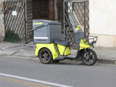 PISA, ITALY - CIRCA APRIL 2022: Poste Italiane 'in sarı scooter motosikleti (çeviri İtalyan posta servisi) posta iletimi için
