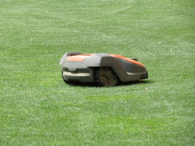 STOCKHOLM, SWEDEN - CIRCA APRIL 2022: Çimleri biçen insansız Husqvarna Otomatı