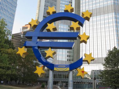 FRANKFURT AM MAIN, GERMANY - CIRCA AĞUSTOS 2022: Willy-Brandt-Platz, Euro-Skultur ile çevrilmiş Willy Brandt Meydanı, eski ECB genel merkezi önünde Avrupa Heykeli tercümesi