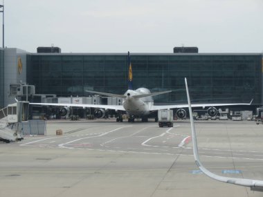 FRANKFURT AM MAIN, ALMANY - CRCA Nisan 2022: Lufthansa Boeing 747 havaalanına park etti
