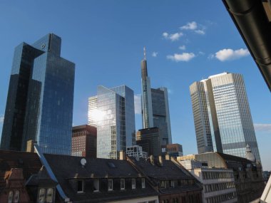 FRANKFURT AM MAIN, ALMANY - CIRCA AĞUSTOS 2022: finans şehir merkezinde çelik ve cam gökdelenler