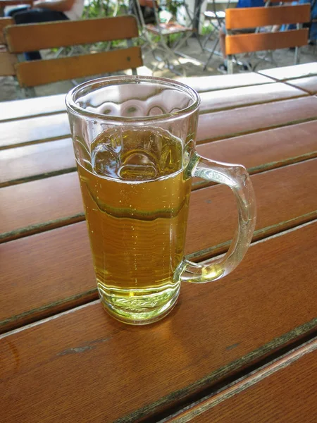 Ένα Ποτήρι Γερμανική Μπύρα Ένα Τραπέζι — Φωτογραφία Αρχείου