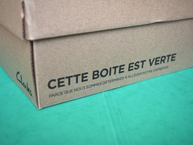 LONDON, UK - CIRCA Nisan 2023: Cette boite est verte translation Bu kutu yeşil geri dönüşümlü karton Clarks ayakkabı kutusu