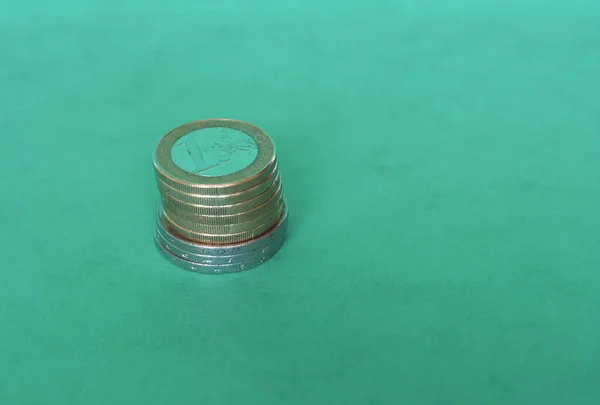 欧盟银币在绿色背景下的堆栈 — 图库照片