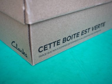 LONDON, UK - CIRCA Nisan 2023: Cette boite est verte translation Bu kutu yeşil geri dönüşümlü karton Clarks ayakkabı kutusu
