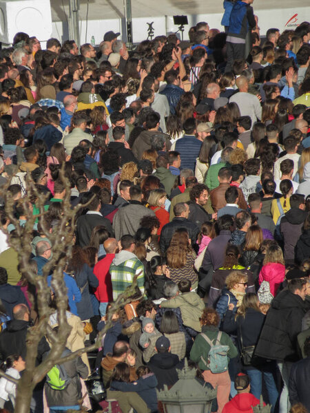 ОВИДО, ИСПАНИЯ - CIRCA MARCH 2023: толпа людей в общественном месте