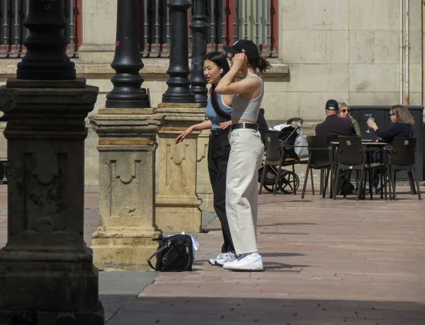 Oviedo スペイン Circa 2023年3月 2人の女の子がメイン広場でダンスやビデオを記録 — ストック写真