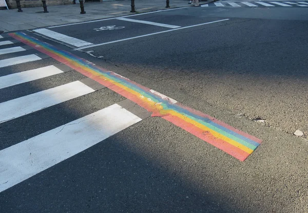 Lgbtq Flagge Regenbogenfarben Auf Der Straße — Stockfoto