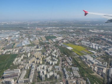 Viyana şehir merkezinin hava görüntüsü Wien Uluslararası Havaalanı Schwechat 'a inen uçaklardan görüldü.