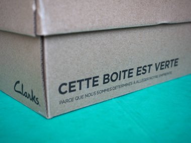 LONDON, UK - CIRCA Nisan 2023: Cette boite est verte translation Bu kutu yeşil geri dönüşümlü karton Clarks ayakkabı kutusu