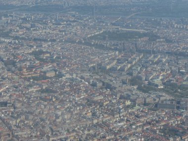 Viyana şehir merkezinin hava görüntüsü Wien Uluslararası Havaalanı Schwechat 'a inen uçaklardan görüldü.
