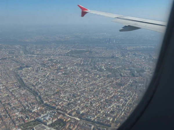 ウィーン国際空港の航空機着陸から見たウィーン市内中心部の空撮 シュヴァヒト — ストック写真