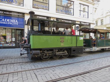 BRNO - CIRCA HAZİRAN 2022: Teknik Müzeye ait toplu taşımacılık için tarihi tramvay treni lokomotifi