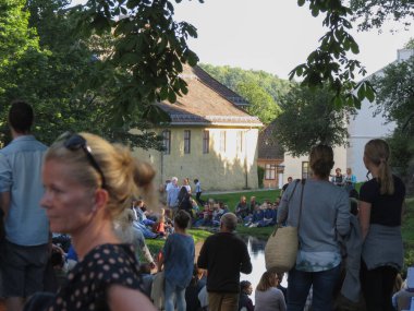 OSLO, NORway - 13 AĞUSTOS 2017: kamusal alandaki kalabalık