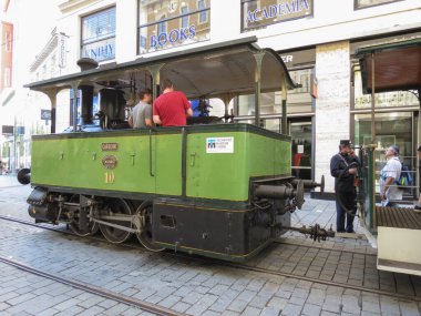 BRNO - CIRCA HAZİRAN 2022: Teknik Müzeye ait toplu taşımacılık için tarihi tramvay treni lokomotifi