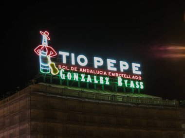 MADRID, İspanya - 25 Ekim 2017: Puerta del Sol 'da Tio Pepe ikonik reklam (çevrilmiş Güneş Kapısı)