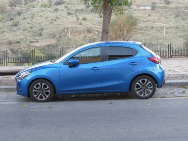 TOLEDO, SPAIN - 28 EKİM 2017: Mavi Opel Astra arabası sokağa park edildi