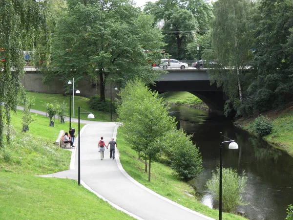 Oslo Norwegen August 2017 Stadtpark Mit Fluss Brücke Und Menschen — Stockfoto