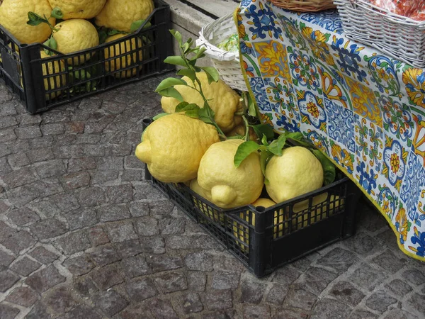巨大な黄色のレモン科学的な名前シトラスライモンベジタリアンフルーツ食品販売のための表示 — ストック写真