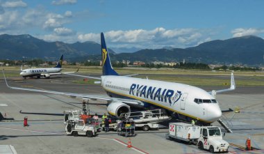 ORIO AL SERIO, BERGAMO, İTALYA - Eylül 2015: Ryanair Boeing 737-800 havaalanı biniş için hazır