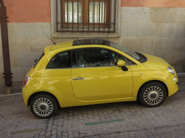 TOLEDO, İSPAN - Ekim 2017: Sarı Fiat Yeni 500 araba